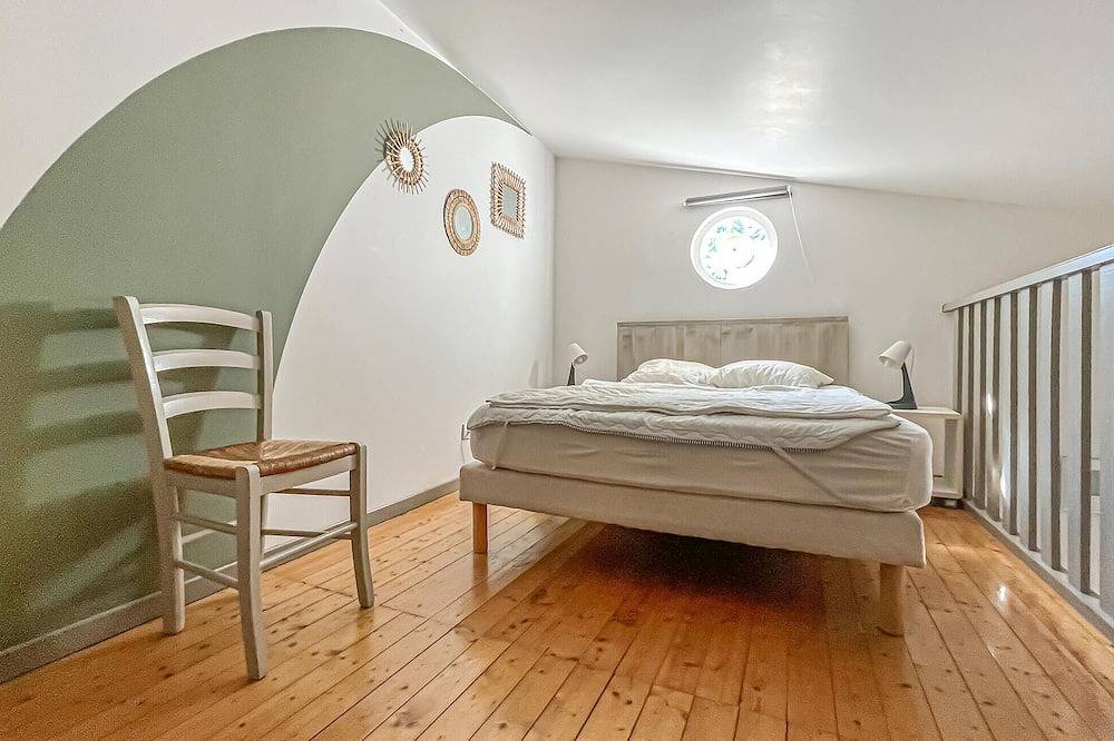 Awesome home in Aramon with outdoor swimming pool in Aramon, Nimes region