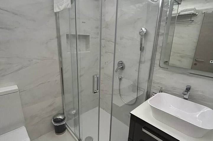 Ganze Wohnung, Apartment Poljana 1, für 3 Personen, in Mali Lošinj in der Gegend von Poljana. Es besteht aus einem Schlafzimmer, einer ausgestatteten Küche, einem Badezimmer mit Dusche und einer Terrasse. Zur Wohnung gehört auch ein Parkplatz vor dem Haus. in Mali Lošinj, Cunski