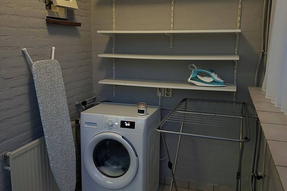 Entire villa, free breakfast, free parking in Veldhoven, North Brabant
