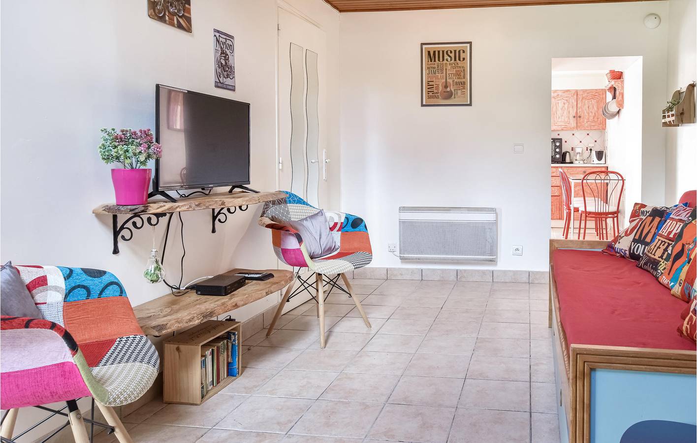 Upper Floor Baby-Single Apartment with TV & Internet in Saint-Avaugourd-des-Landes, Vendée