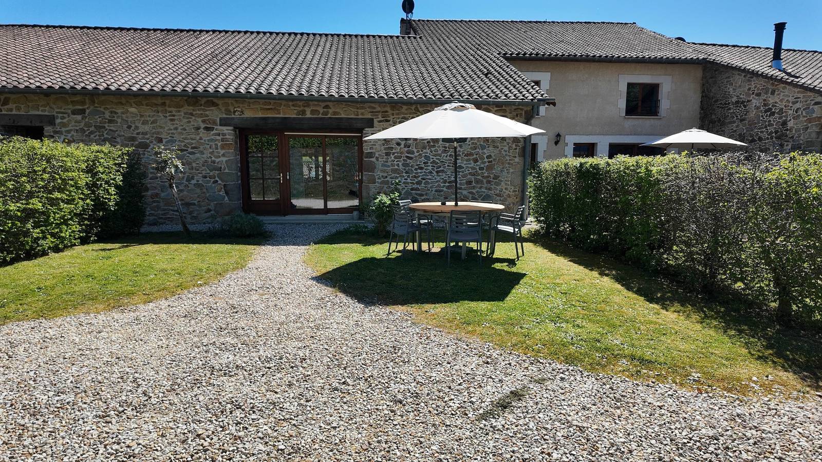 Casa vacanze Domaine De Bellac - Le Cabriolet con piscina, terrazza e Wi-Fi condivisi in Roussines, Parco naturale regionale di Périgord-Limousin