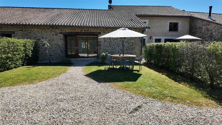 Location de vacances pour 5 personnes, avec Jardin à Roussines