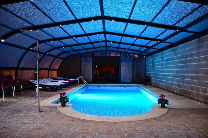 Gîte pour 17 personnes, avec Terrasse ainsi que Jardin et Piscine à Abiego