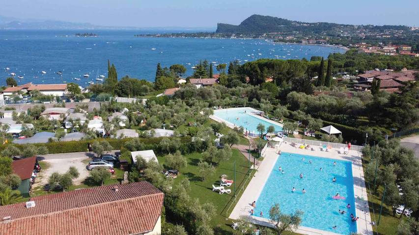 Camping per 4 persone, con Terrazza e Idromassaggio nonché Piscina e Vista lago a Manerba del Garda