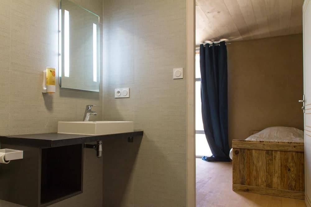 Entire apartment, Cosy guest room 3 pers Jacuzzi 18' Puy du Fou Le Puy Carmin in Bazoges-en-Paillers, Loire Valley