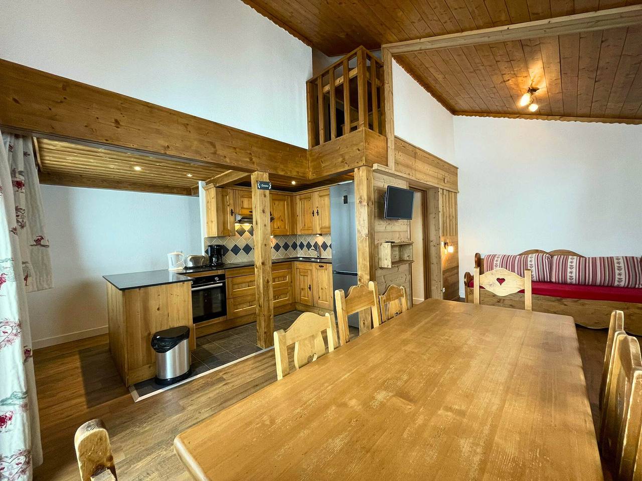 Entire apartment, 8-person duplex in Menuires, ski-in/ski-out, pets allowed in Saint-Martin-de-Belleville, Les Trois Vallées