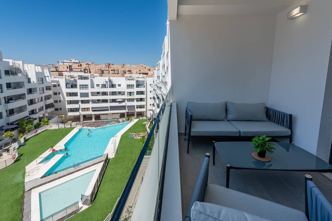 Entire apartment, Apartment 'Figaro Terrace&Pool Apartment' with Shared Pool, Wi-Fi and Air Conditioning in Estepona, Costa del Sol