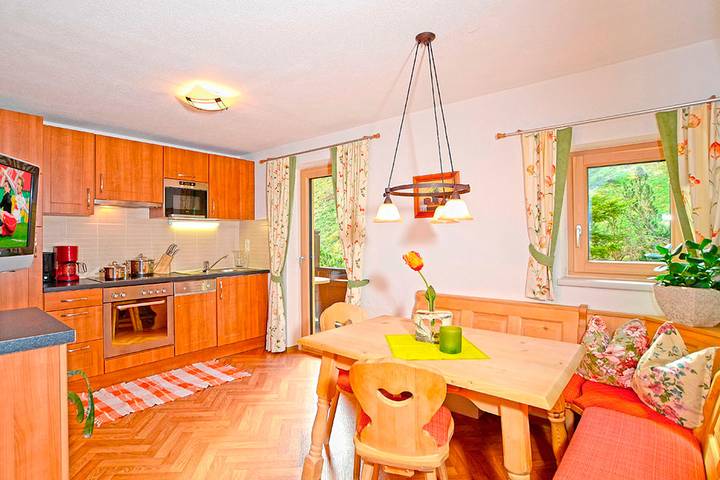 Ferienwohnung für 5 Personen, mit Balkon und Ausblick in Tux - 2