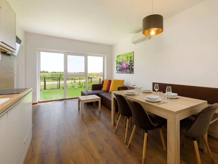 Ganze Wohnung, Apartment in Lutzmannsburg with Pool, Roof Terrace, Garden in Zsira, Győr-Moson-Sopron megye
