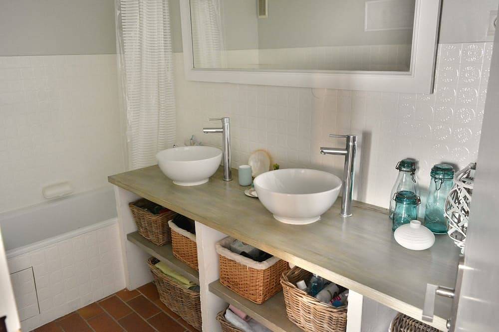 Appartement entier, Iles Du Frioul Charmant T2 55m² , Vue Mer, Terrasses Et Barbecue in Frioul archipelago, Marseille