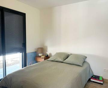 Gîte pour 3 personnes, avec terrasse ainsi que jardin et piscine, animaux acceptés à Réauville