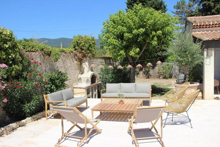 Location de vacances pour 10 personnes, avec vue ainsi que piscine et terrasse à Saint-Martin-de-la-Brasque - 2