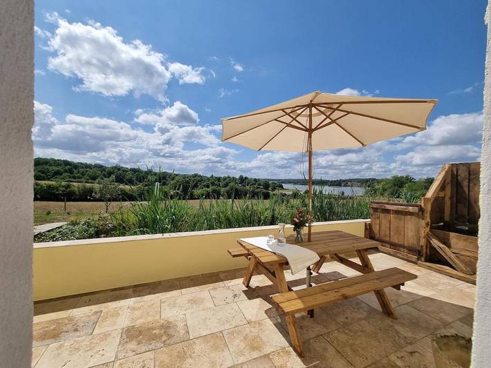 Location de vacances pour 2 personnes, avec vue ainsi que vue sur le lac et jardin à Lésignac-Durand - 2