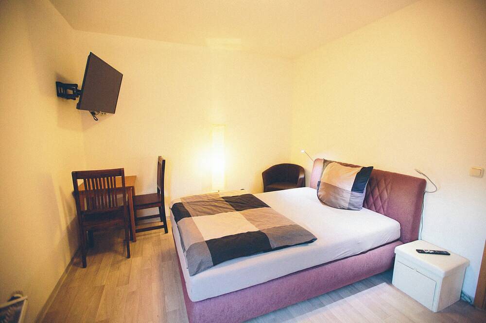 Ganze Wohnung, Room with queen size bed and bathroom, tv, Netflix, wifi in Rudolstadt, Saaleland