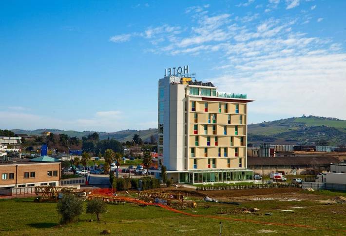 Hôtel pour 5 personnes, avec jacuzzi ainsi que sauna et jardin à Mosciano Sant'Angelo - 4