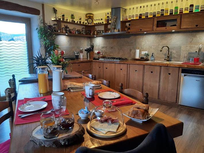 Location de vacances pour 2 personnes, avec terrasse ainsi que jardin et vue à Le Syndicat - 4