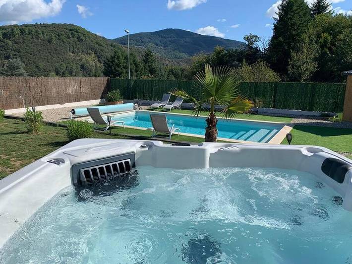 Location de vacances pour 4 personnes, avec Jacuzzi et Terrasse ainsi que Jardin et Piscine à Pont-de-Labeaume
