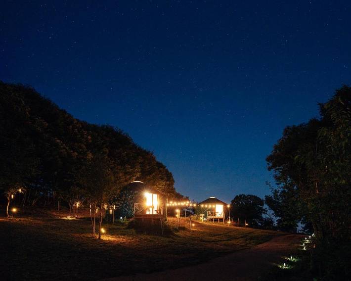 Camping pour 4 personnes, avec jardin ainsi que vue et terrasse, animaux acceptés