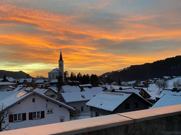 Ganze Ferienwohnung, Panorama-Gästestudio im Penthouse: Privatbad, Balkon & Küche - Gästestudio innerhalb Privat-Penthousewohnung in Bregenzerwald (Vorarlberg), Alberschwende