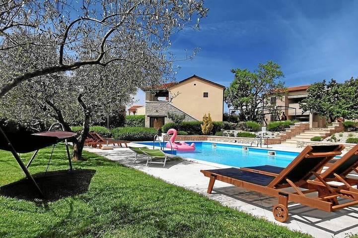 Appartement de vacances pour 4 personnes, avec jardin ainsi que piscine et balcon