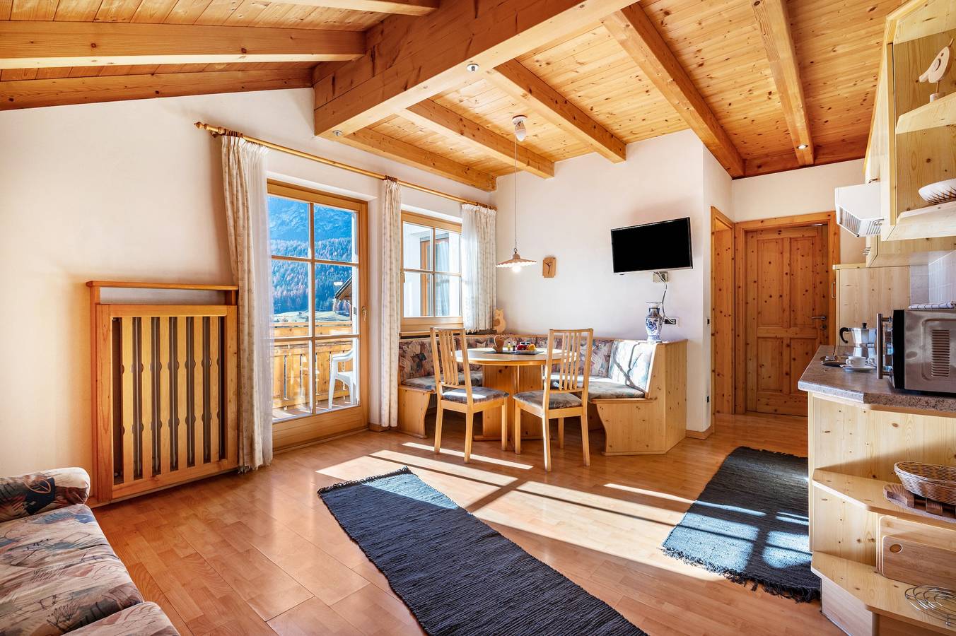 Appartamento intero, Appartamento '4' con vista sulle montagne, giardino in comune e Wi-Fi in Badia, Dolomiti Superski