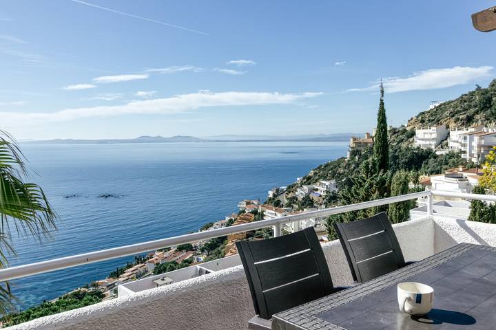 "Casa con Vistas al Mar y Piscinas 7" mit Meerblick, Gemeinschaftspool, Wlan, Balkon & Terrasse in Canyelles Petites, Roses