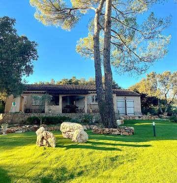 Location de vacances pour 6 personnes, avec jardin ainsi que vue et piscine, animaux acceptés à Sainte-Anastasie-sur-Issole