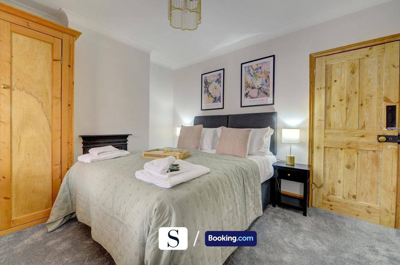 The Dudley Villa an executive calm House By Silva Short Lets & Serviced Accommodation Dudley With Free Parking & Parking in Bedford