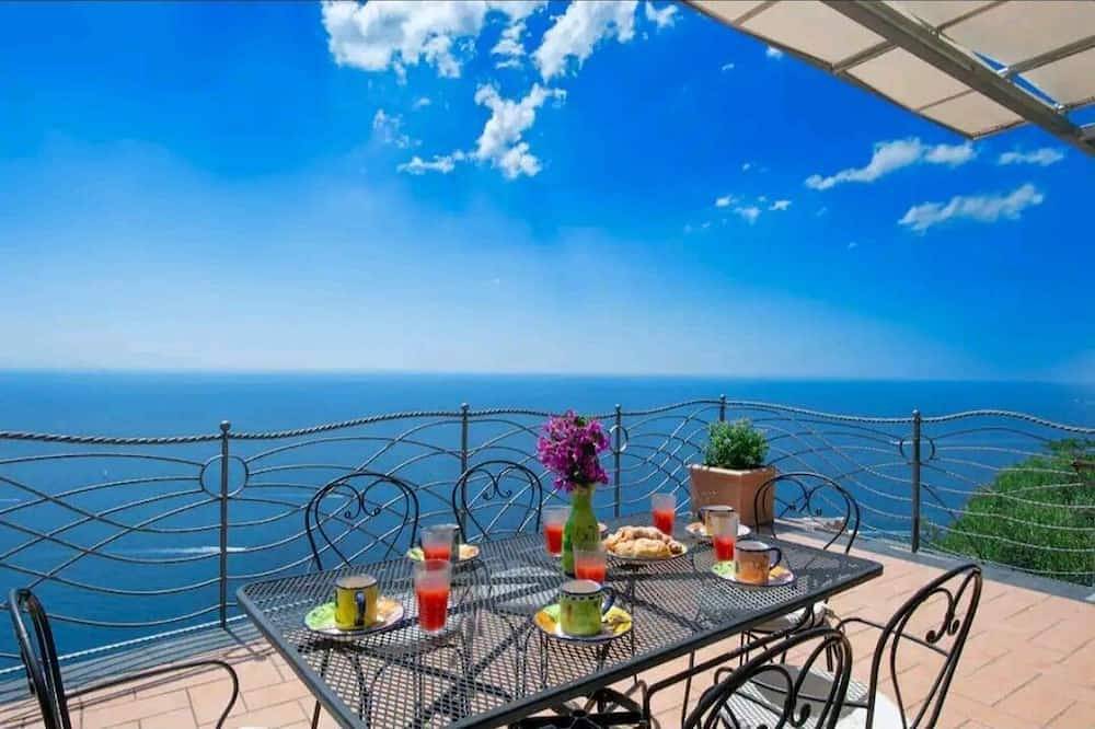 Casa L'Incanto in Costiera Amalfitana.  Ampi e meraviglioso terrazzo sul mare in Furore, Sorrento Coast