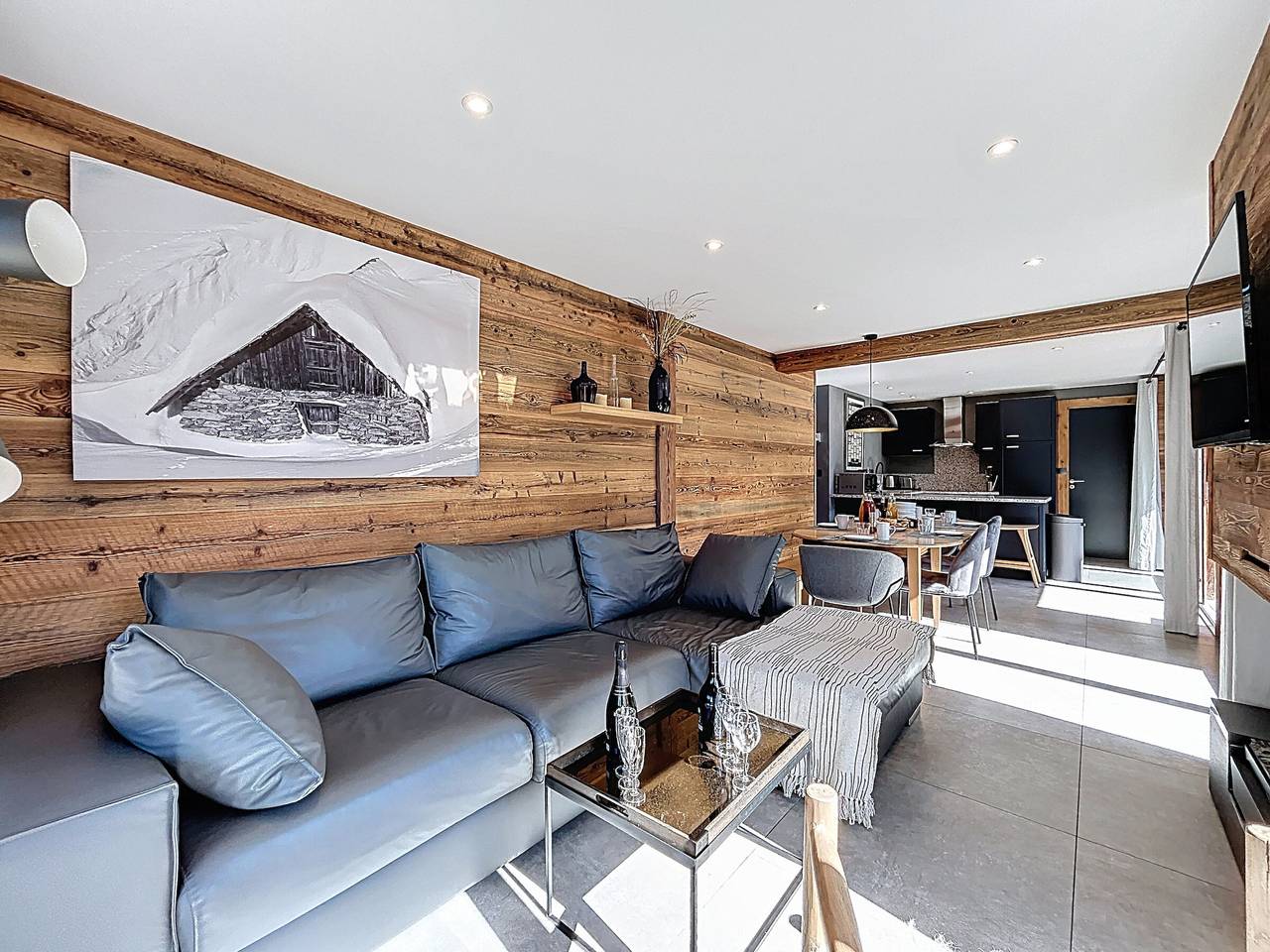 Entire apartment, Elegant alpine-chic apartment in Morzine with Scandinavian hot tub in Morzine, Les Portes du Soleil