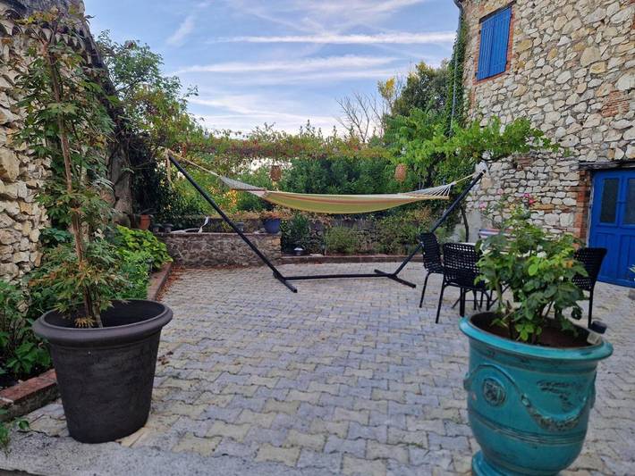 Gîte pour 3 personnes, avec Terrasse ainsi que Jardin et Vue à Saint-Privat-des-Vieux