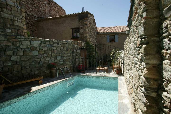 Gîte pour 6 personnes, avec piscine et terrasse, animaux acceptés