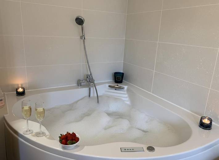 Gîte pour 5 personnes, avec piscine ainsi que jardin et jacuzzi dans Plage La Badine