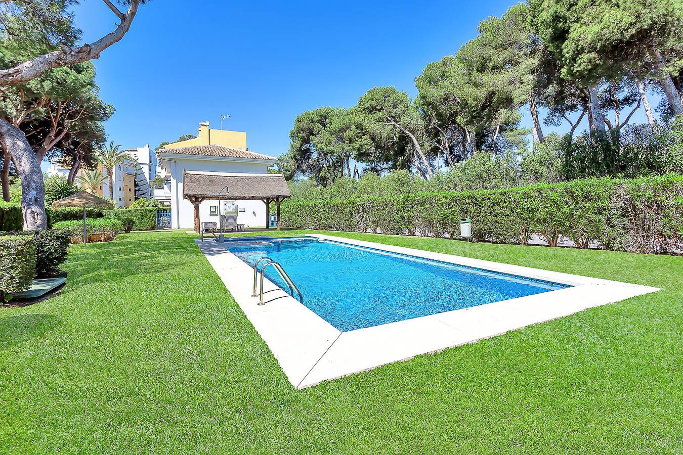 Geheel appartement, Vakantieappartement voor 6 personen met tuin in Playa Cabopino, Marbella