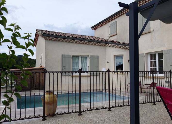 Villa pour 9 personnes, avec terrasse ainsi que jardin et piscine, animaux acceptés en Ardèche - 2