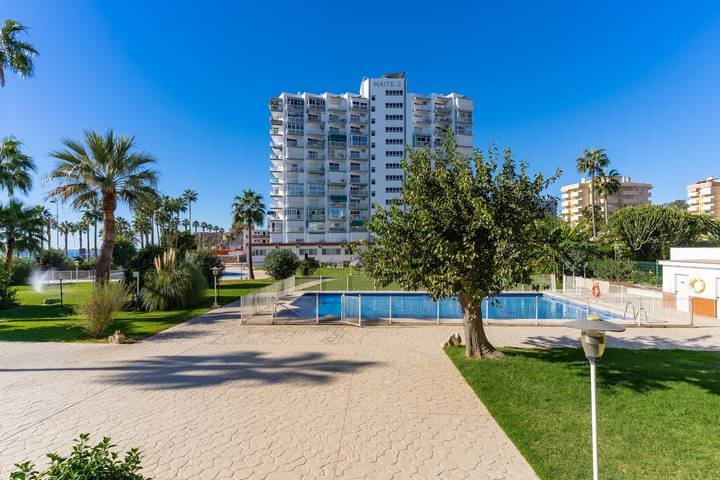 Apartamento entero, Apartamento 'Beachfront' con piscina comunitaria, Wi-Fi y aire acondicionado in Torrequebrada, Benalmádena