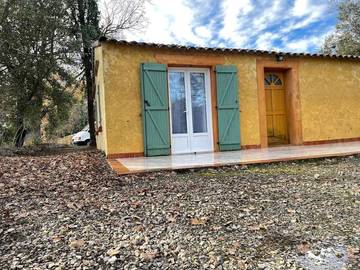 Gîte pour 7 personnes, avec jardin à Régusse