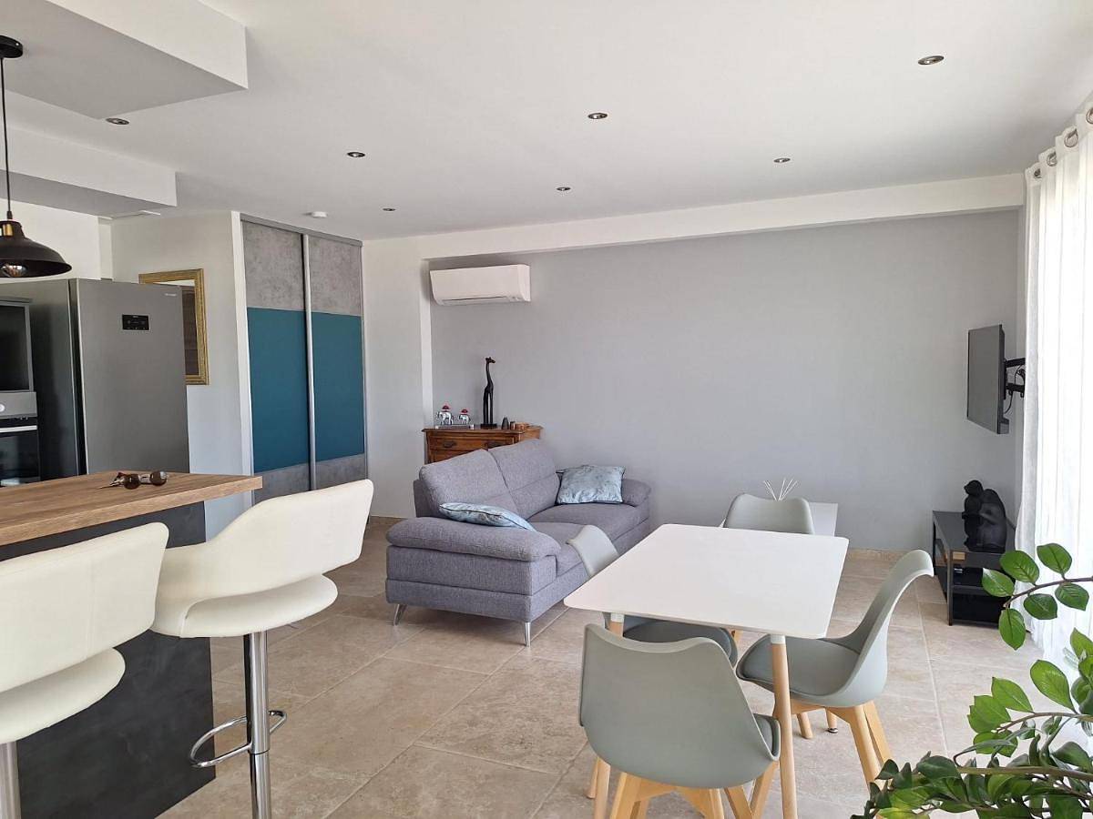 Appartement entier, One-Bedroom Apartment in Sainte-Tulle, Parc naturel régional du Luberon
