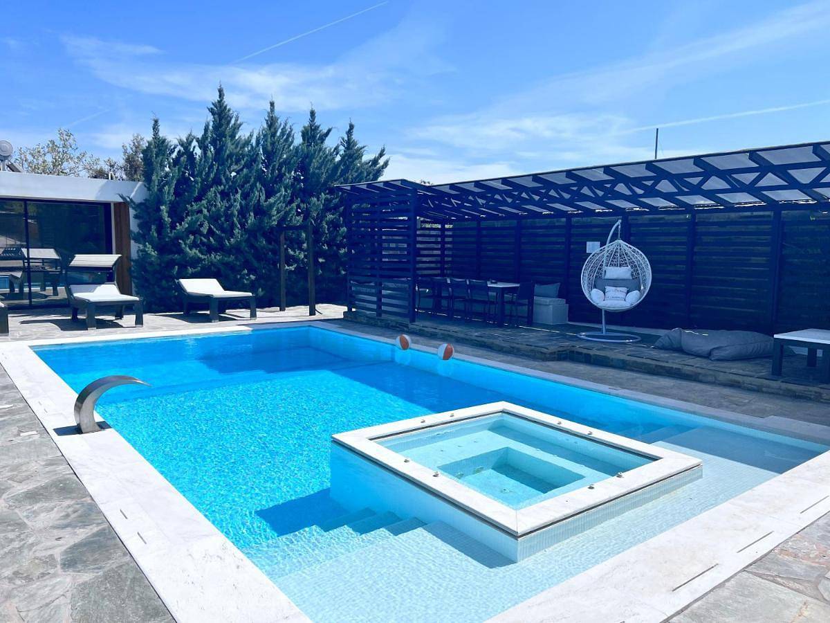 Two Bedroom Villa with Private Pool & Garden by Olivujoj in Anavyssos, Regionalbezirk Ostattika