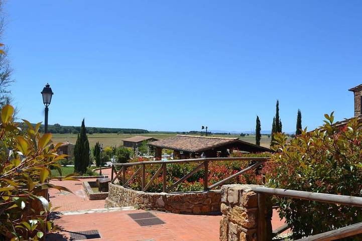 Elegante appartamento per 3 persone con piscina, A/C, TV e vista panoramica in Campiglia Marittima, Costa degli Etruschi