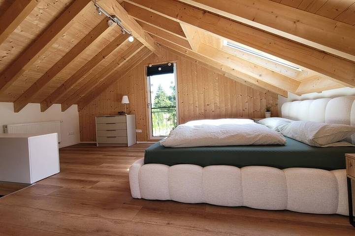 Forest Escape - Gemütliches, modernes, ruhiges Waldhaus mit Dachstudio in Berghülen Region