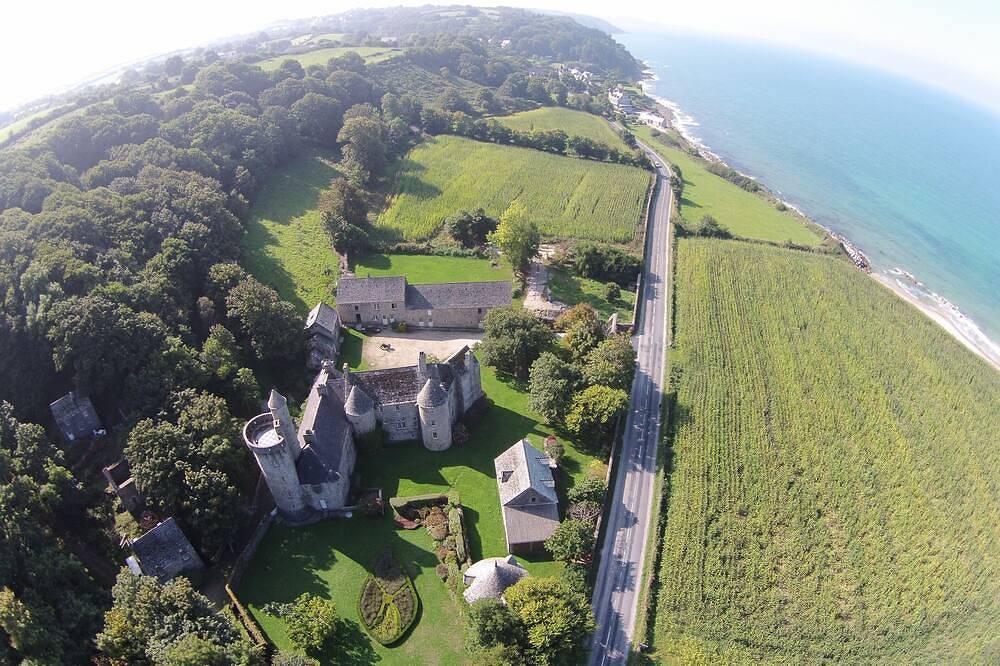 Mill for 2, facing the sea, 300m to the beach and great walks. Next to a castle. in La Hague, Côte de la Déroute