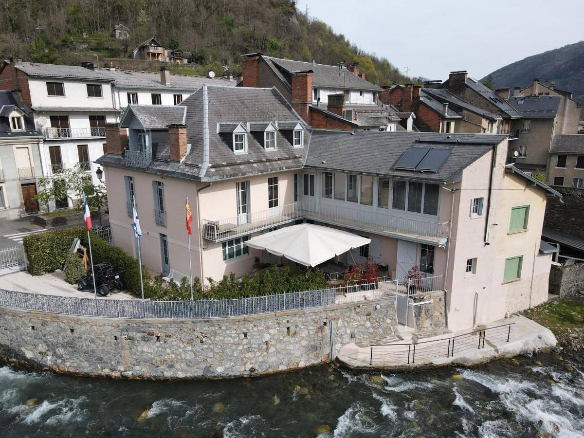King Room with Balcony in Luchon-Superbagnères, Bagnères-de-Luchon