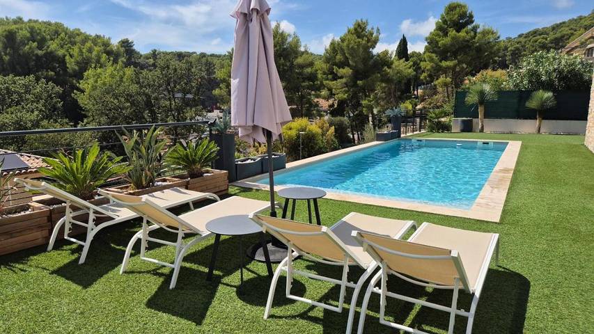 Location de vacances pour 2 personnes, avec Jacuzzi et Terrasse ainsi que Jardin et Piscine à Ollioules