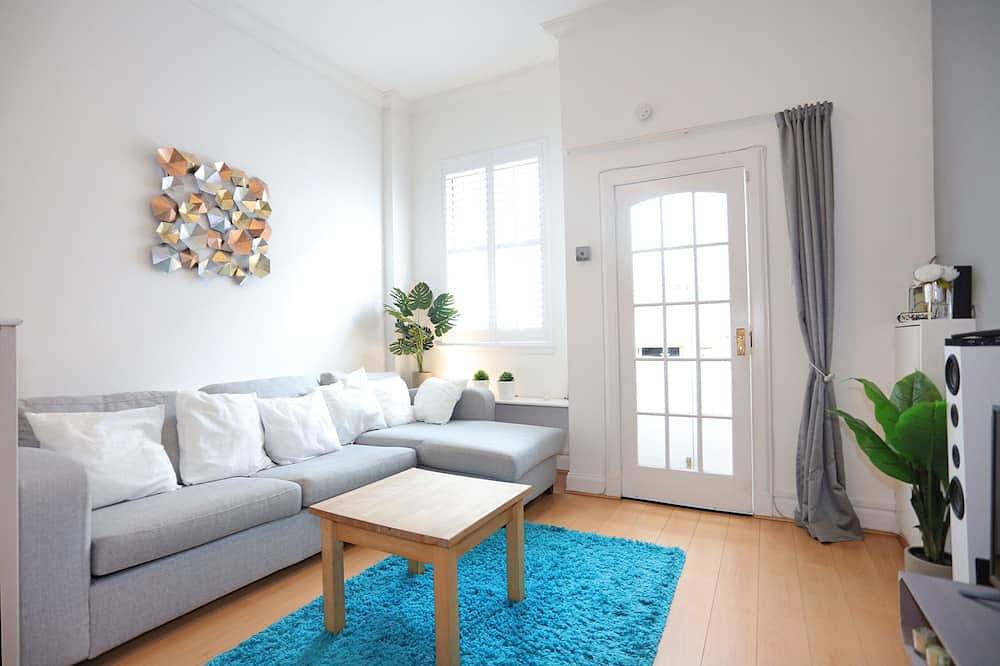 Entire apartment, Dalmeny Street Apartment Bright Modern 1 Bed Flat - 10 Mins from City Centre in Leith, Edinburgh