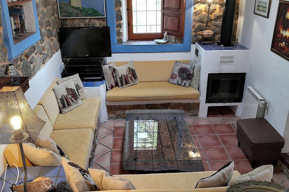 Típica casa ibicenca de piedra y madera con piscina, frente a la puesta de sol. in San Miguel de Balansat, San Juan Bautista