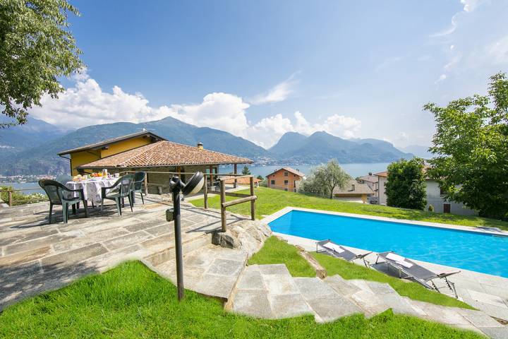 Ferienhaus für 9 Personen, mit Pool und Terrasse sowie Seeblick in Santa Maria Rezzonico