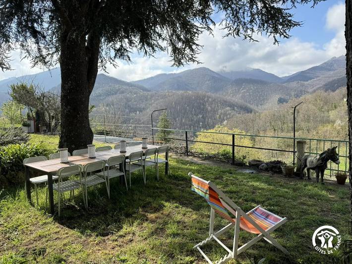 Gîte pour 10 personnes, avec terrasse ainsi que jardin et jacuzzi, animaux acceptés à Serralongue