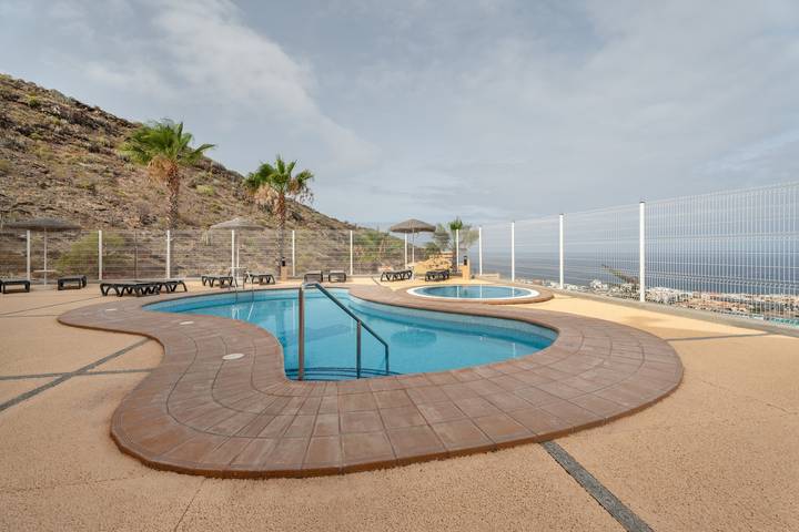 Apartamento entero, Apartamento de vacaciones 'The Sunset' con piscina compartida, Wi-Fi y aire acondicionado in Adeje, Tenerife Sur