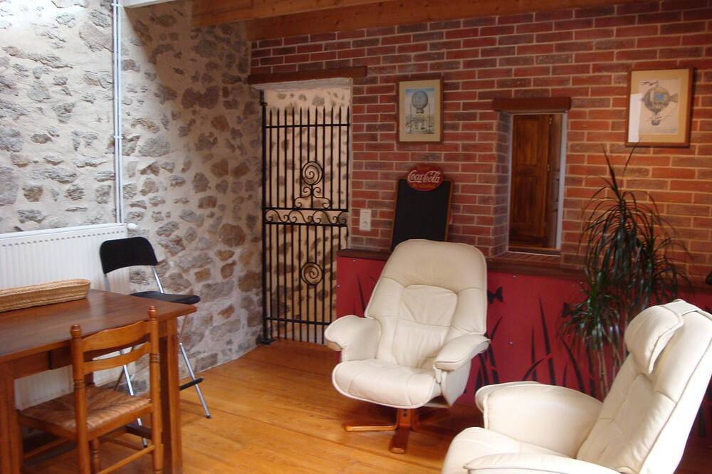 Appartement entier, Appartement agréable rez de chaussée 35 m2 in Champeix, Région de Besse-et-Saint-Anastaise